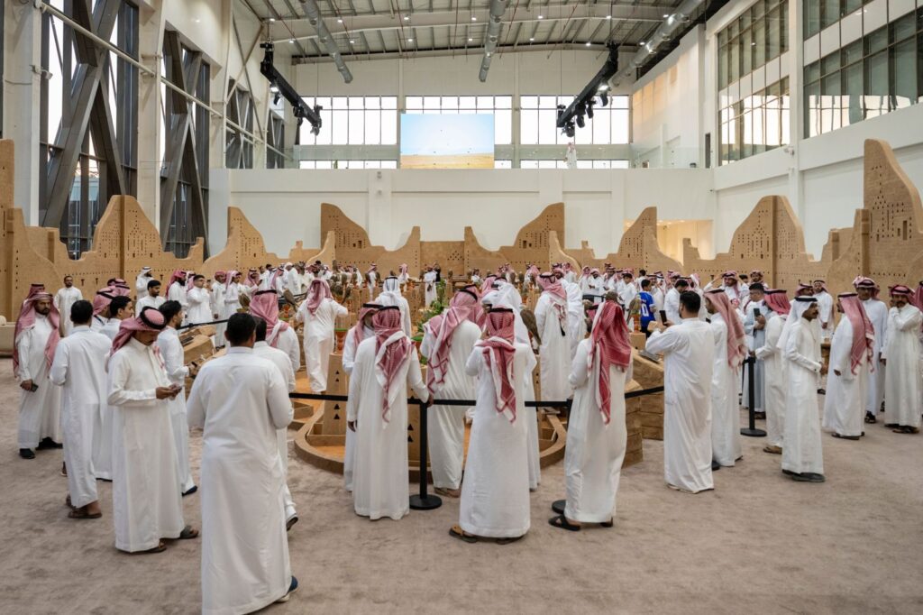 أكثر من 300 ألف زائر في خمسة أيام لمعرض الصقور والصيد السعودي الدولي 2025