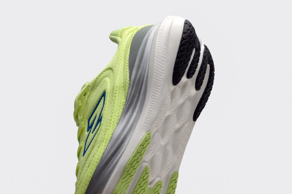 نيو بالانس تكشف النقاب عن حذاء 1080v15 الجديد كلياً