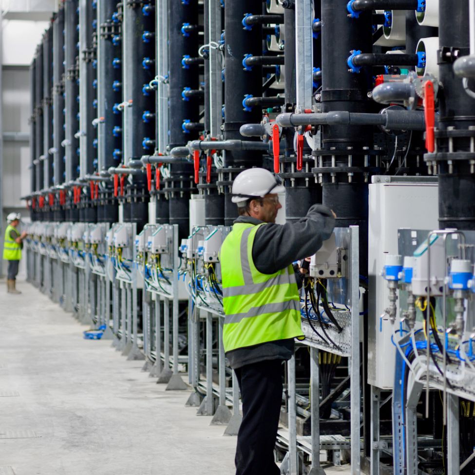 المياه. السلامة والإنسان محطة أم الحول لتحلية المياه بالتناضح العكسي تحقق مليوني ساعة عمل آمنة دون أي إصابات