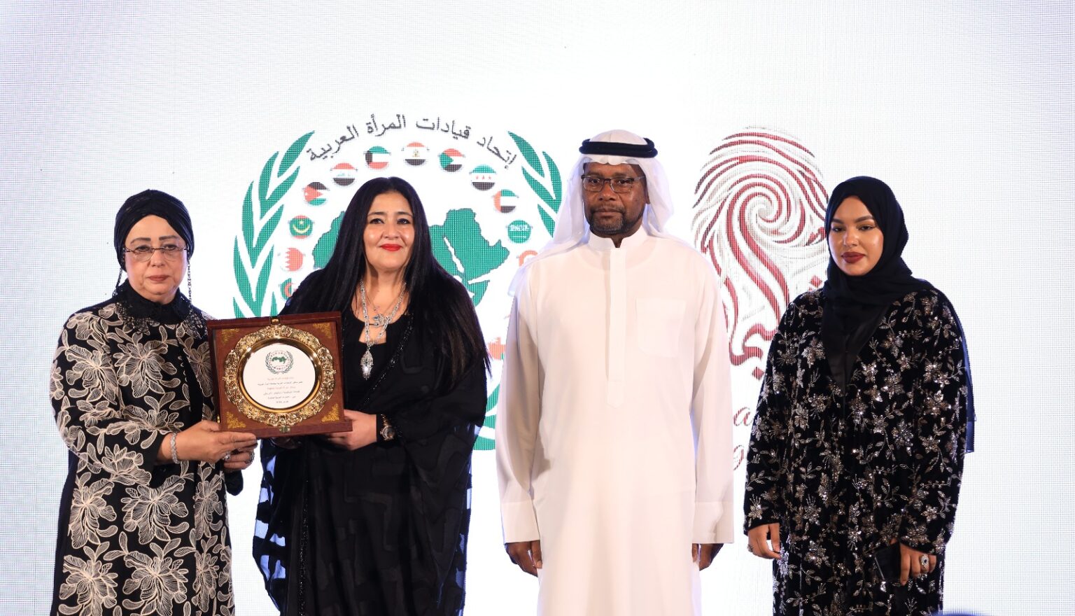 الجامعة العربية تكرّم الفنانة التشكيلية شاليمار شربتلي بوسام المرأة الملهمة تزامنا مع إطلاق مبادرة “بصمة شاليمار”