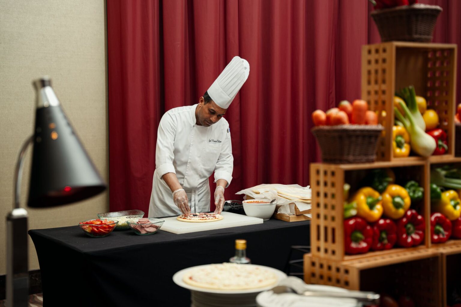 فندق ومركز المؤتمرات راديسون بلو، الرياض المنهل، يستقبل شهر رمضان المبارك من خلال تجربة رمضانية بعنوان «واحة النور» احتفاءً باللحظات التي تجمع العائلات والأصدقاء والزملاء على مائدة الإفطار في هذا الشهر الفضيل.