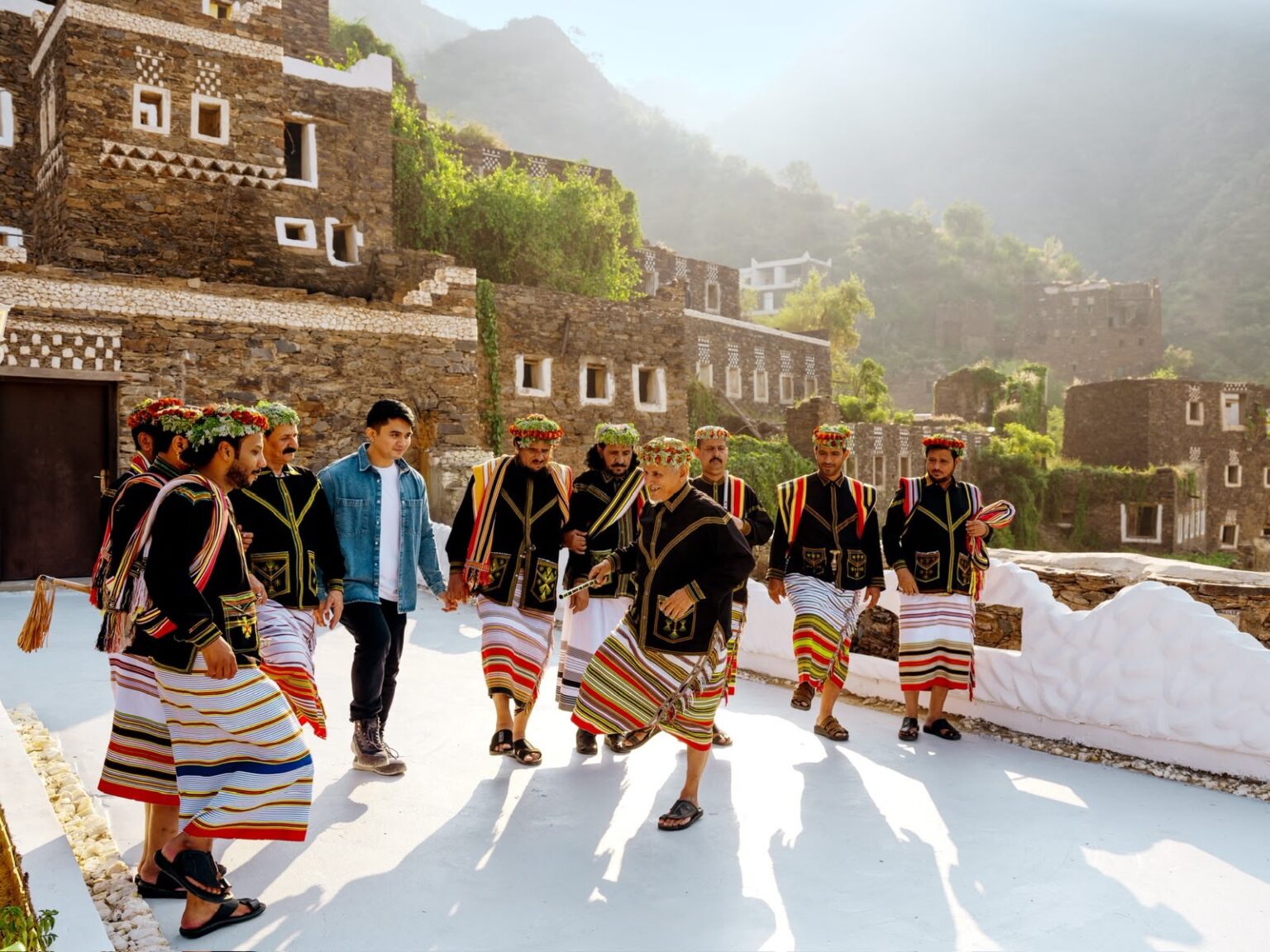 كيف تقضي يومًا بين التاريخ والطبيعة في رجال ألمع